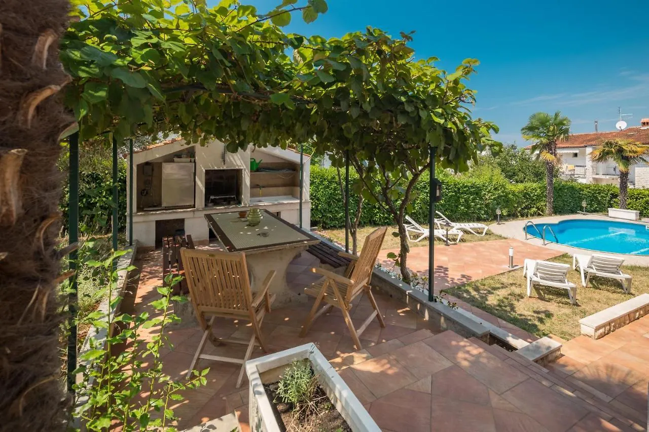 Dolce Vita With Pool And Bbq Porec Apartment