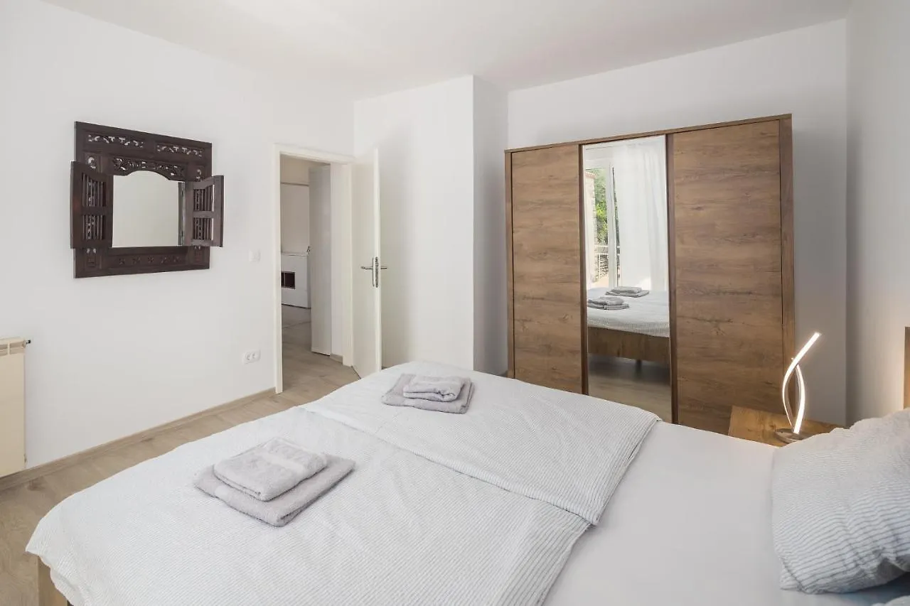 Apartment Dolce Vita With Pool And Bbq Porec